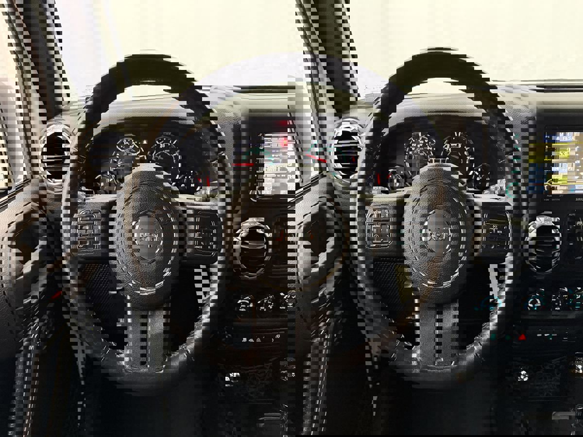 Used 2015 Jeep Wrangler Unlimited Rubicon w/ Connectivity Group image 9