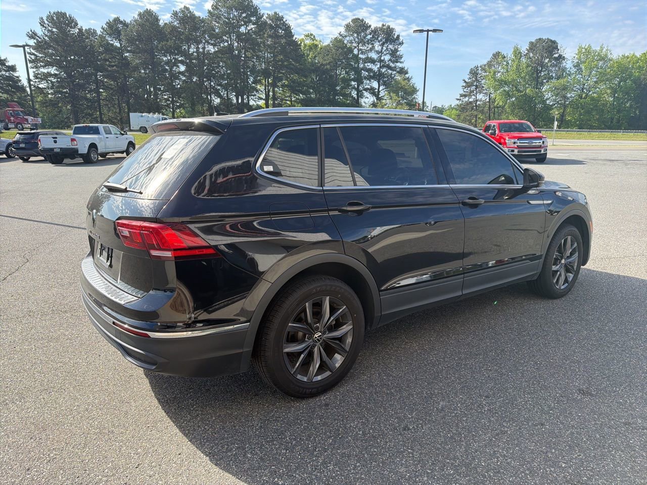Used 2023 Volkswagen Tiguan SE w/ Panoramic Sunroof Package image 7