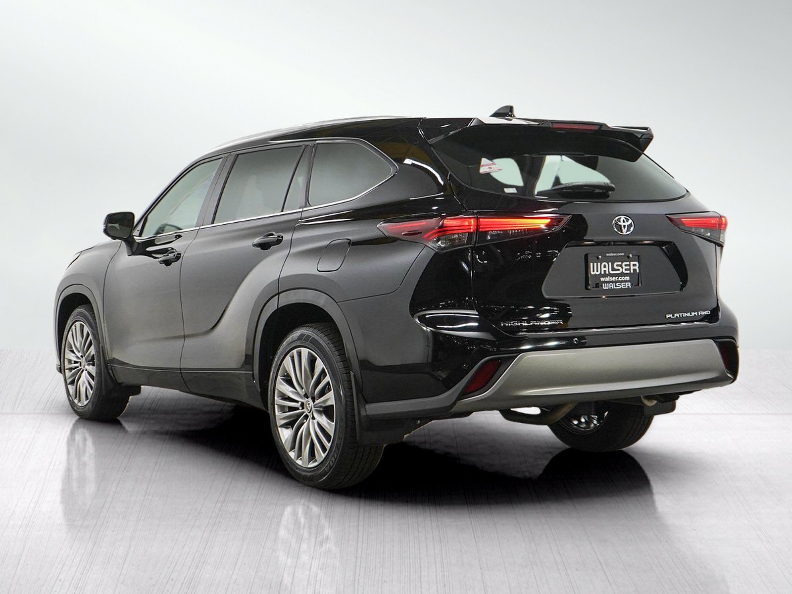 Used 2024 Toyota Highlander Platinum AWD/4WD image 3