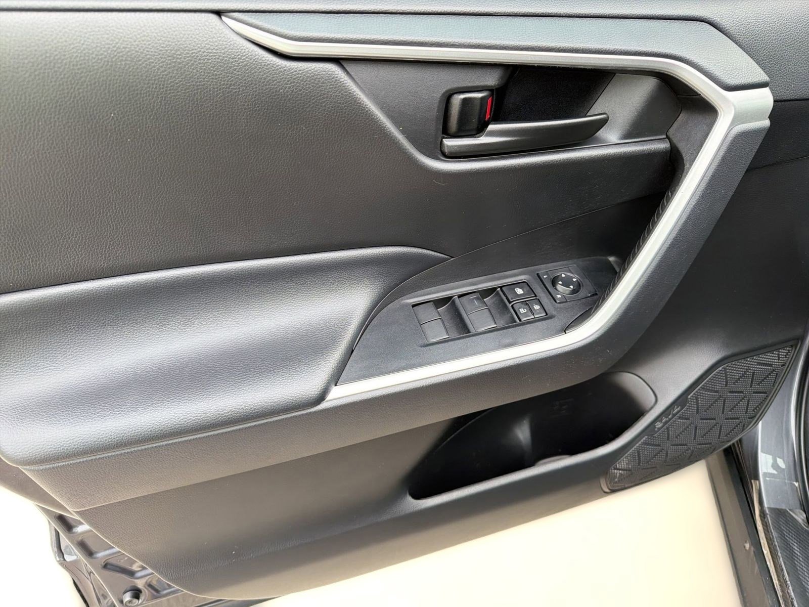 Used 2023 Toyota RAV4 LE FWD image 13