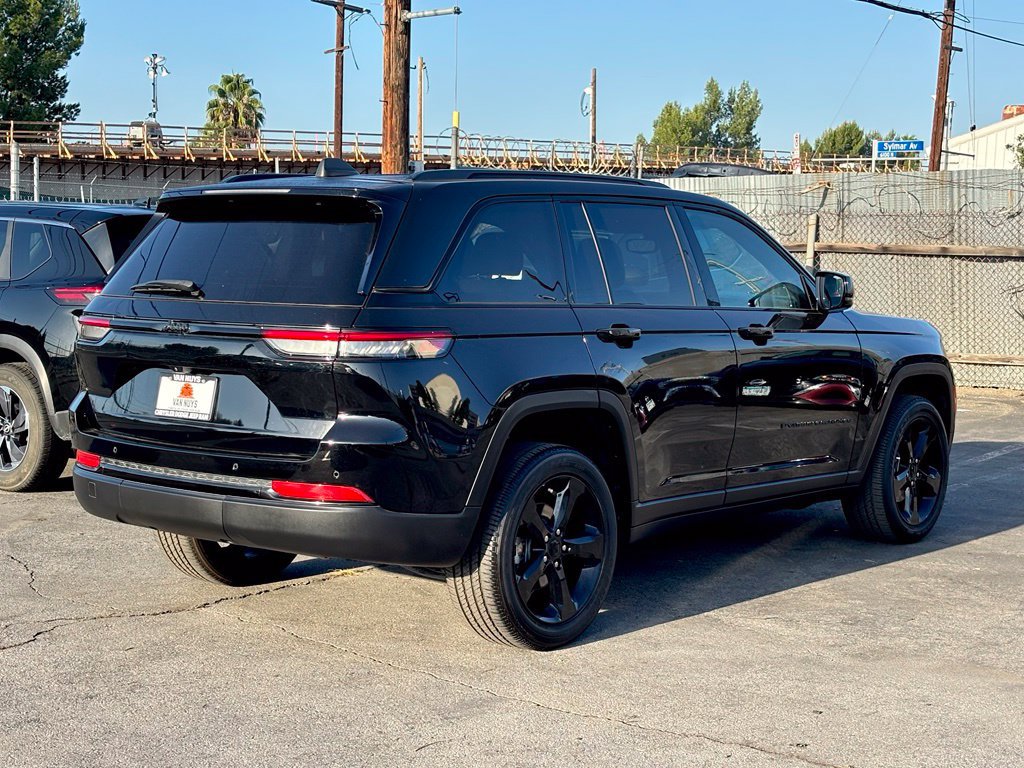 Used 2023 Jeep Grand Cherokee Altitude RWD image 3