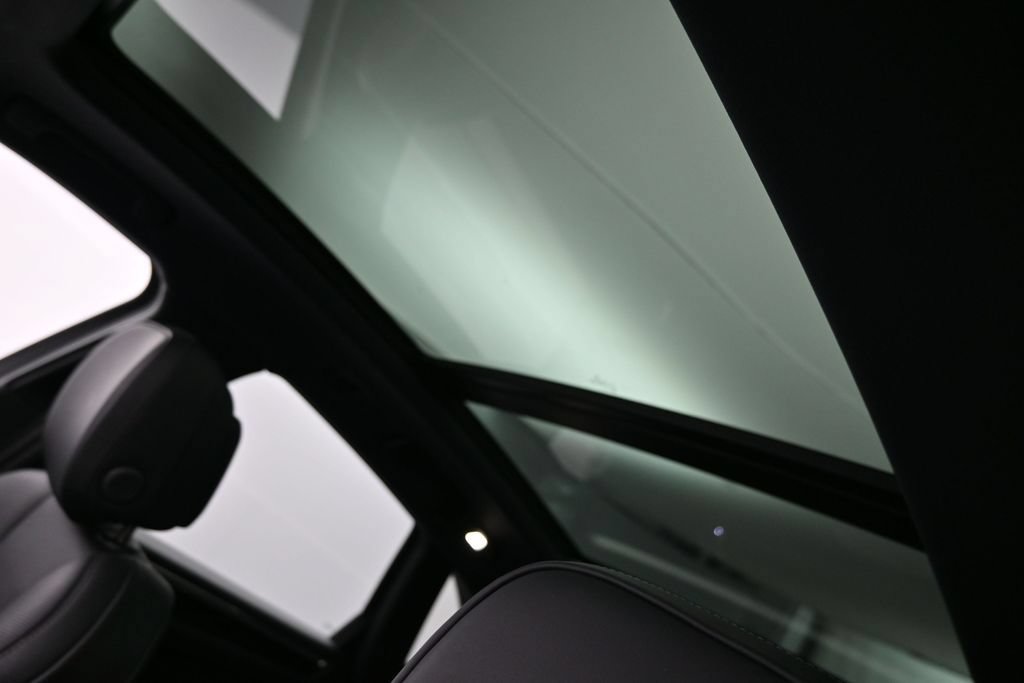Certified 2026 Porsche Macan AWD/4WD image 11