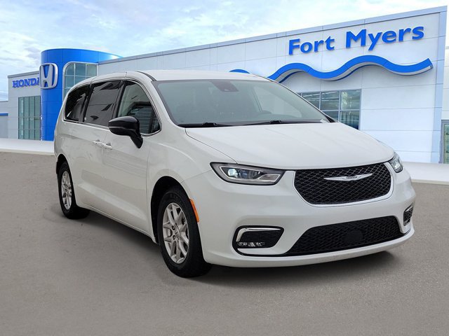Used 2024 Chrysler Pacifica Touring-L FWD image 1