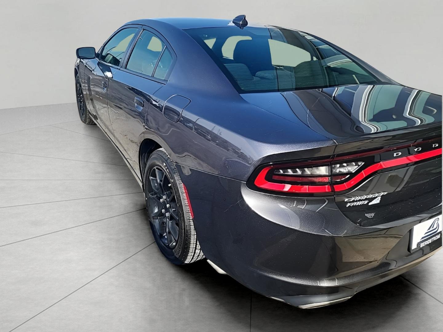 Used 2017 Dodge Charger SXT image 5