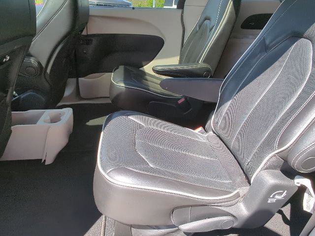 Certified 2023 Chrysler Pacifica Limited FWD image 28
