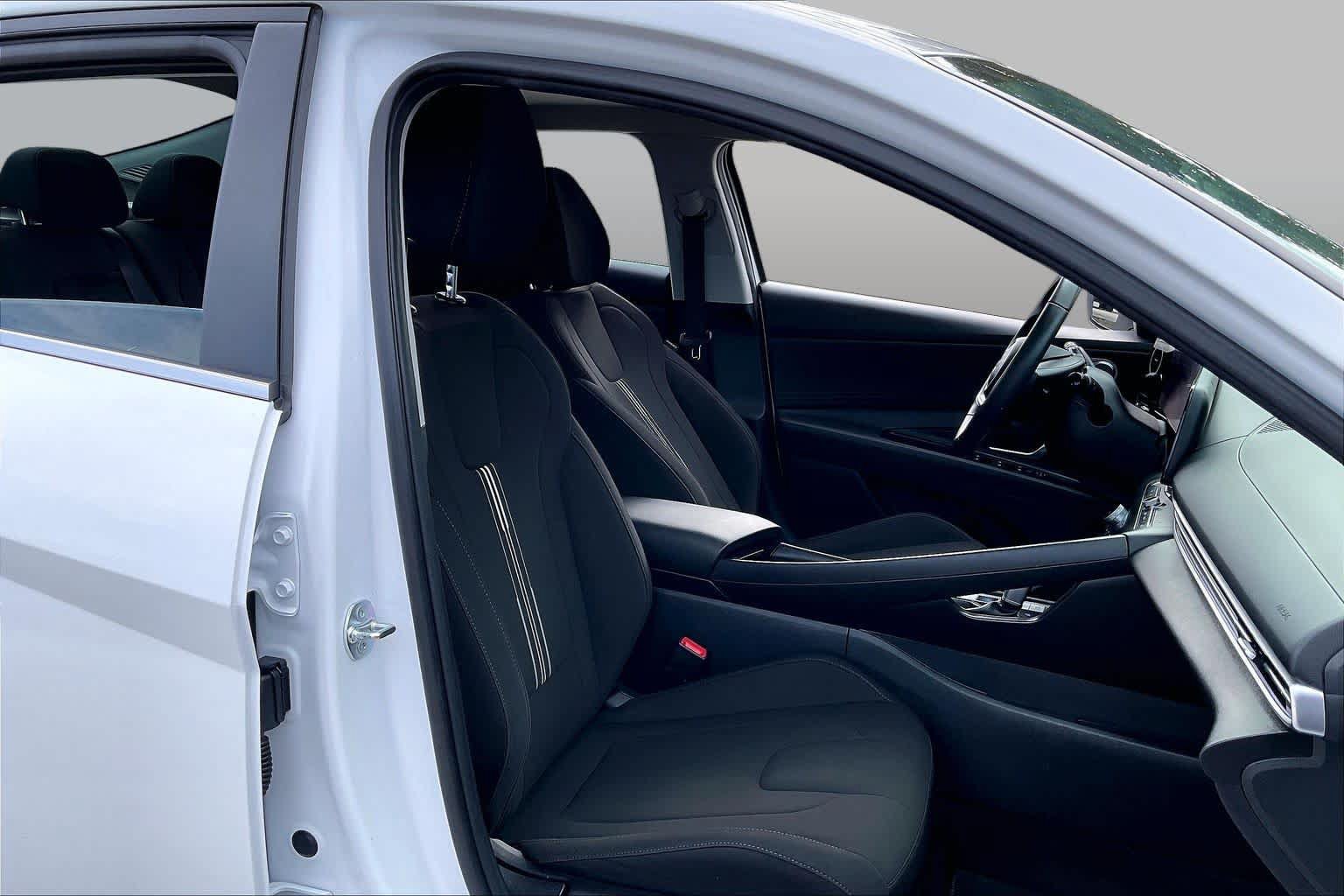 Used 2025 Hyundai Elantra SEL w/ Cargo Package FWD image 9
