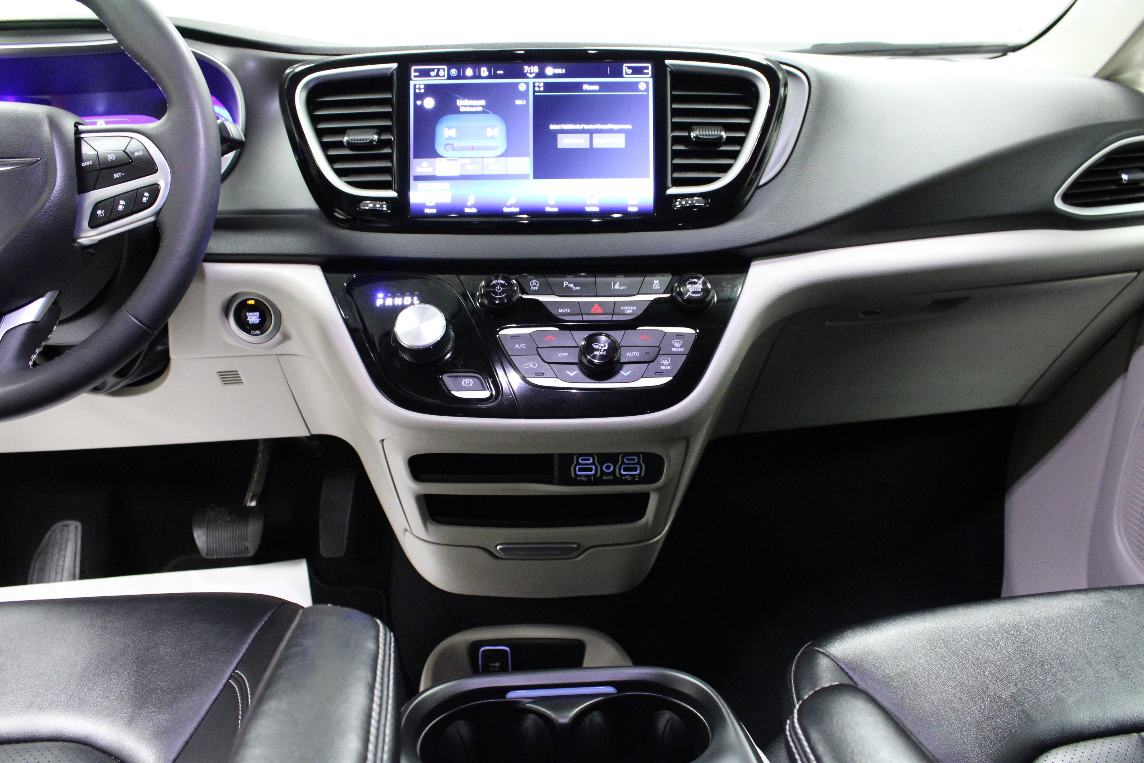 Used 2024 Chrysler Pacifica Touring-L image 19