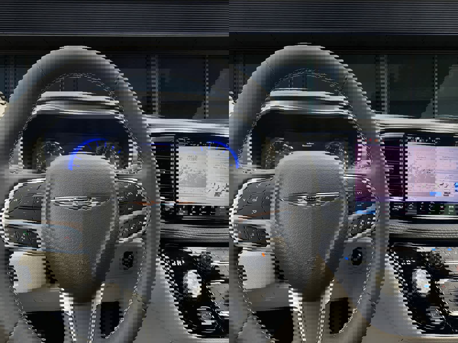 Used 2023 Chrysler Pacifica Touring-L image 3