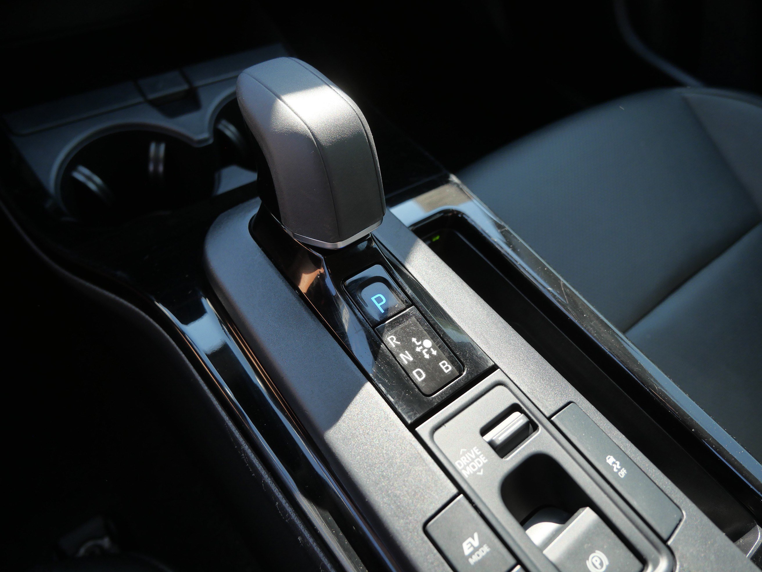Certified 2025 Toyota Prius XLE FWD image 25