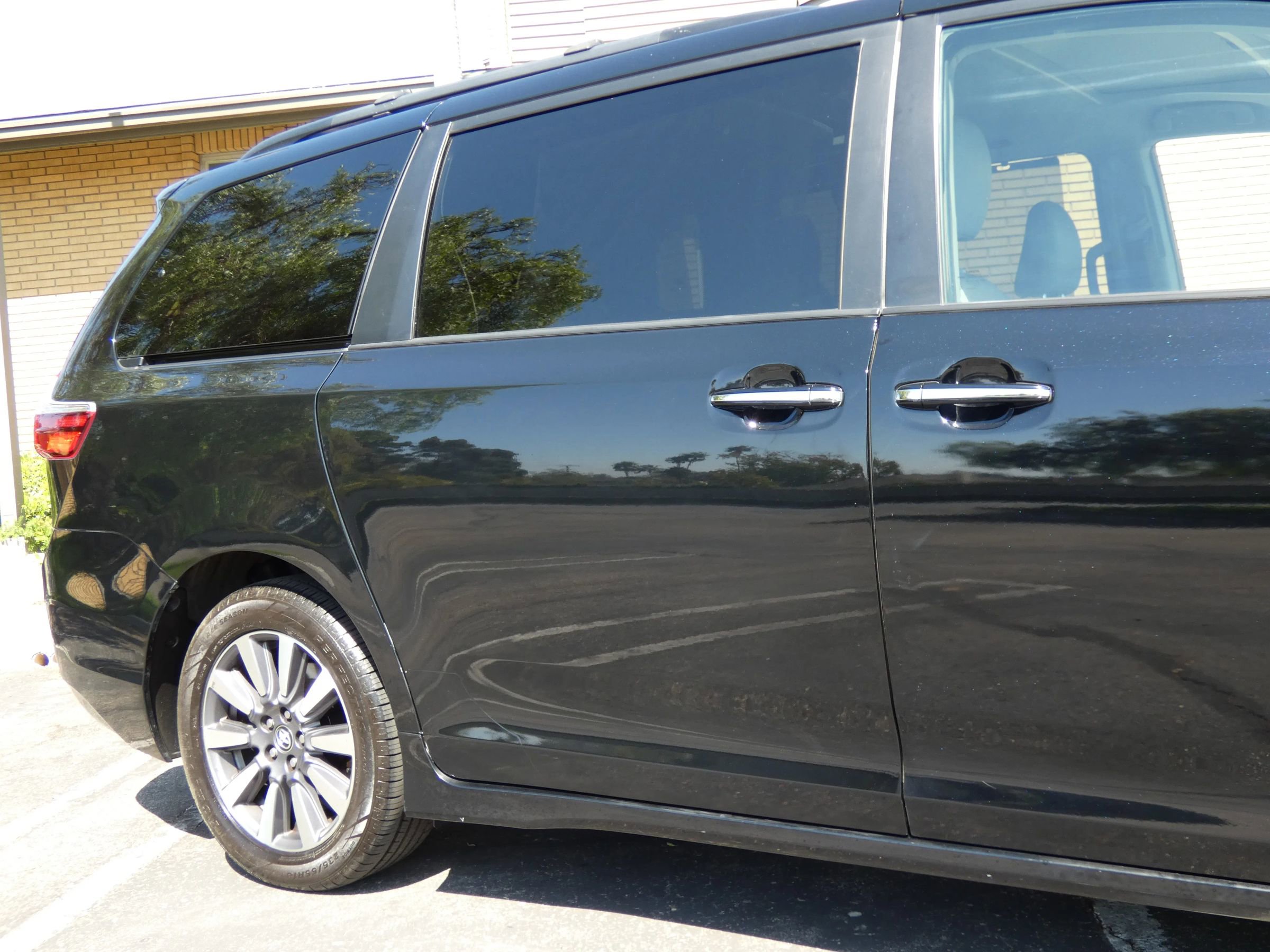 Used 2018 Toyota Sienna Limited image 7