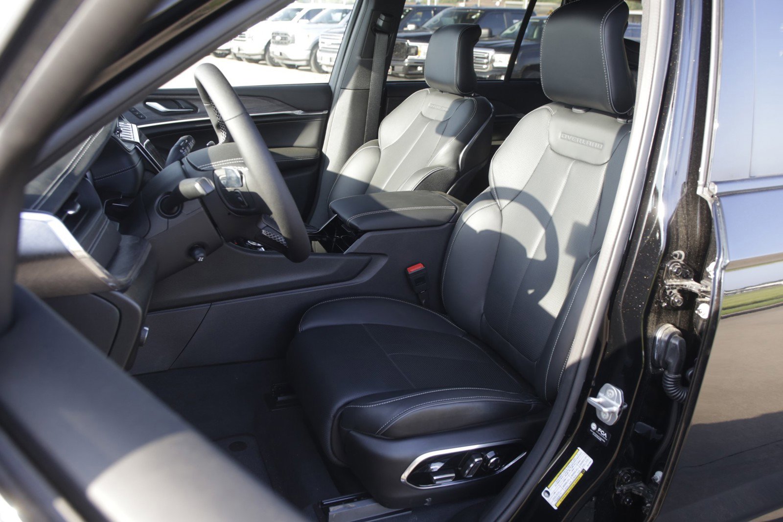 New 2022 Jeep Grand Cherokee Overland w/ Luxury Tech Group IV image 9
