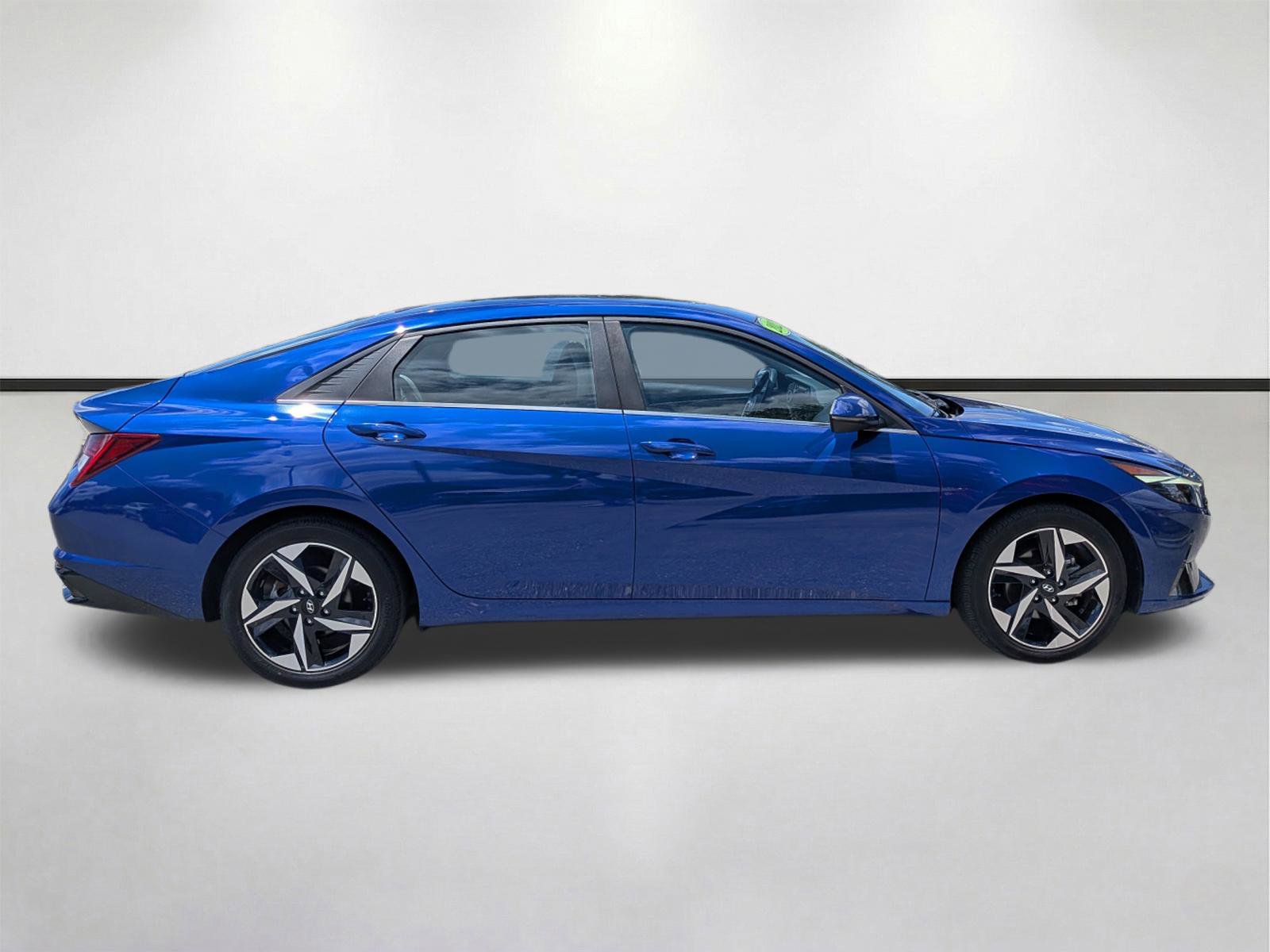 Used 2023 Hyundai Elantra Limited w/ Cargo Package FWD image 3