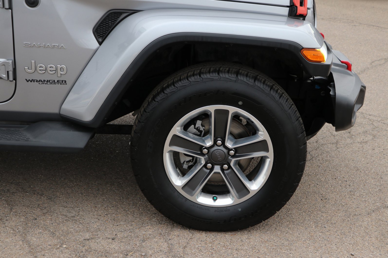 Used 2018 Jeep Wrangler Unlimited Sahara AWD/4WD image 9