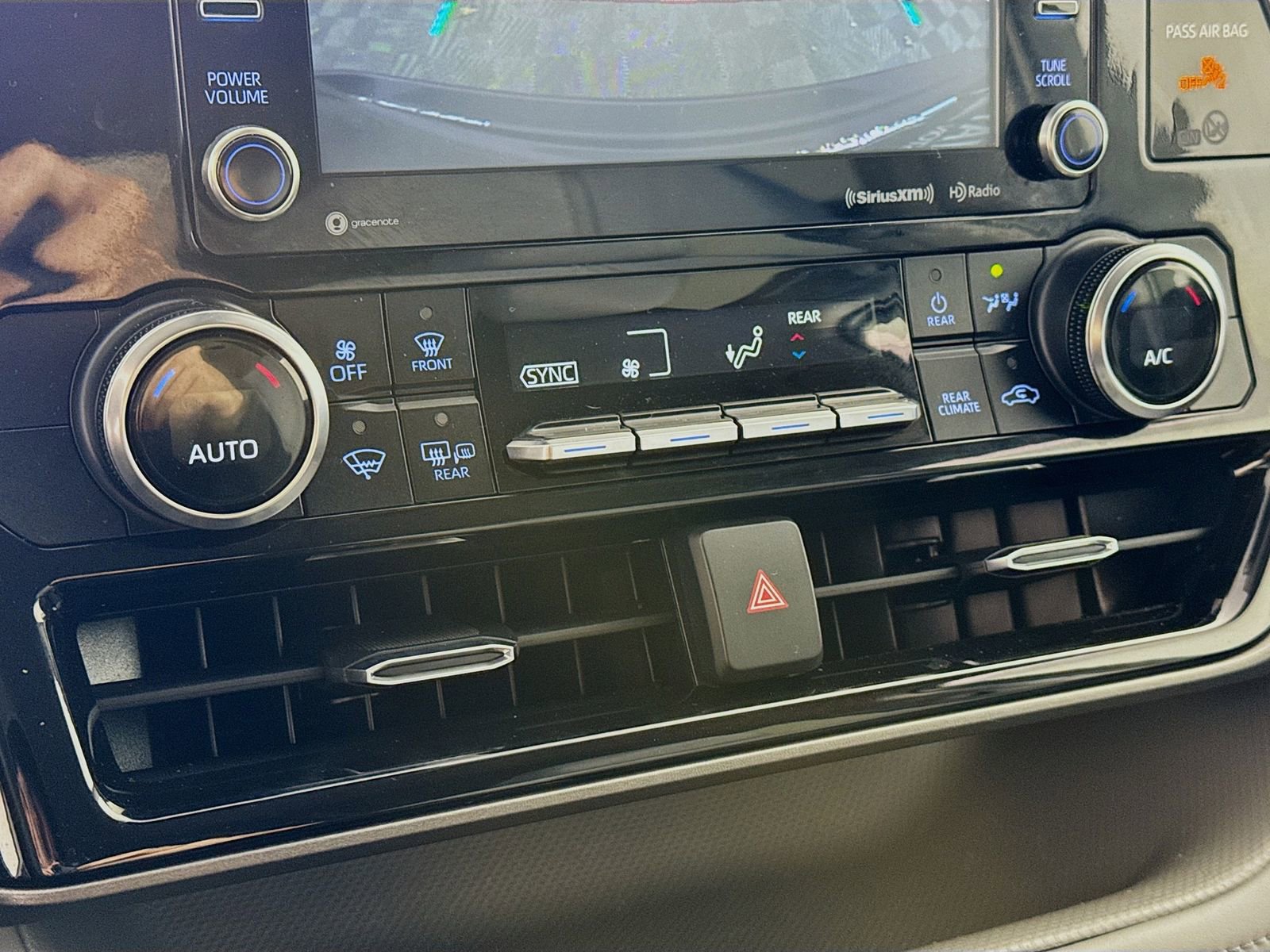 Used 2022 Toyota Highlander LE AWD/4WD image 11