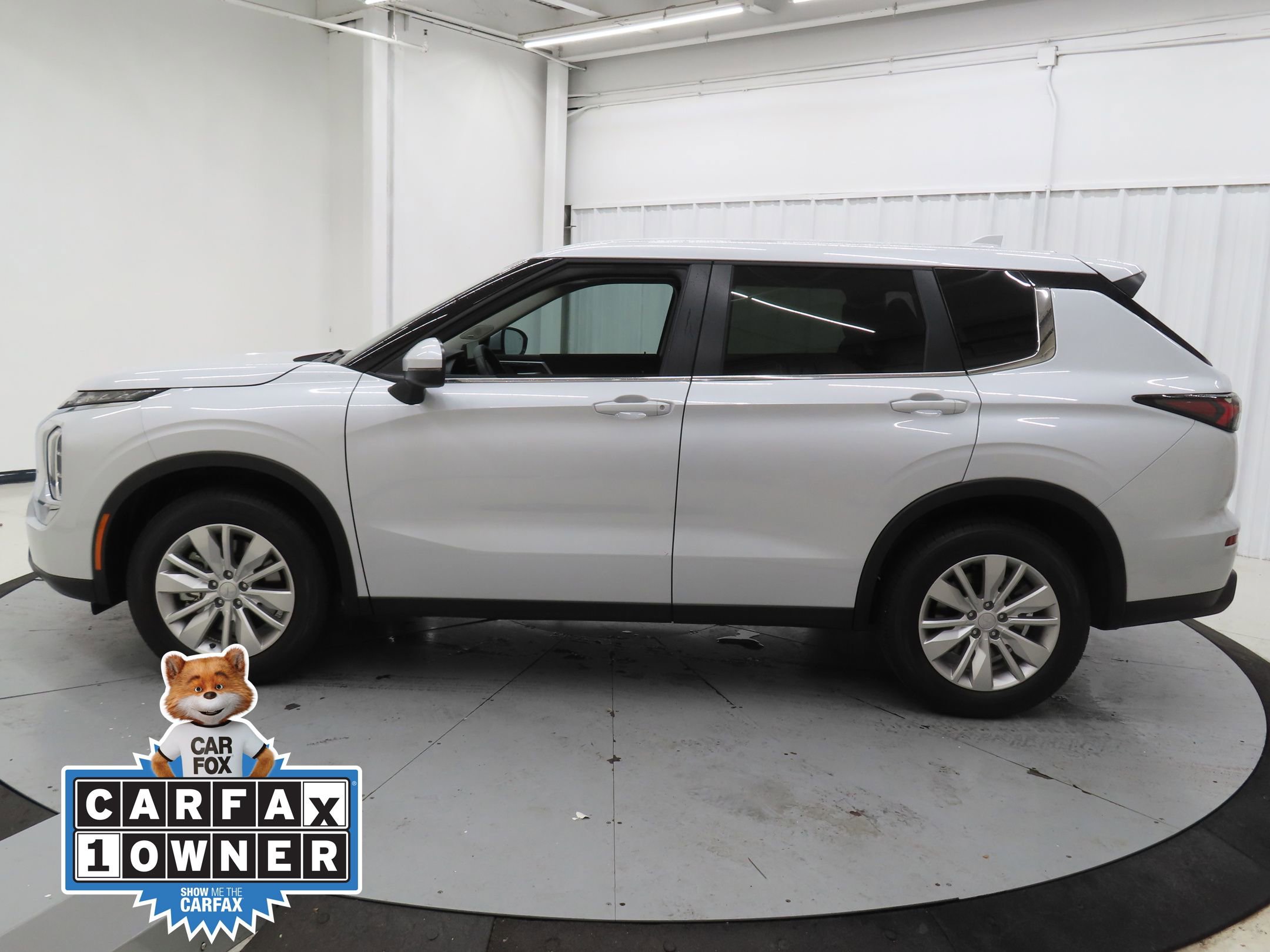 Used 2025 Mitsubishi Outlander ES image 3