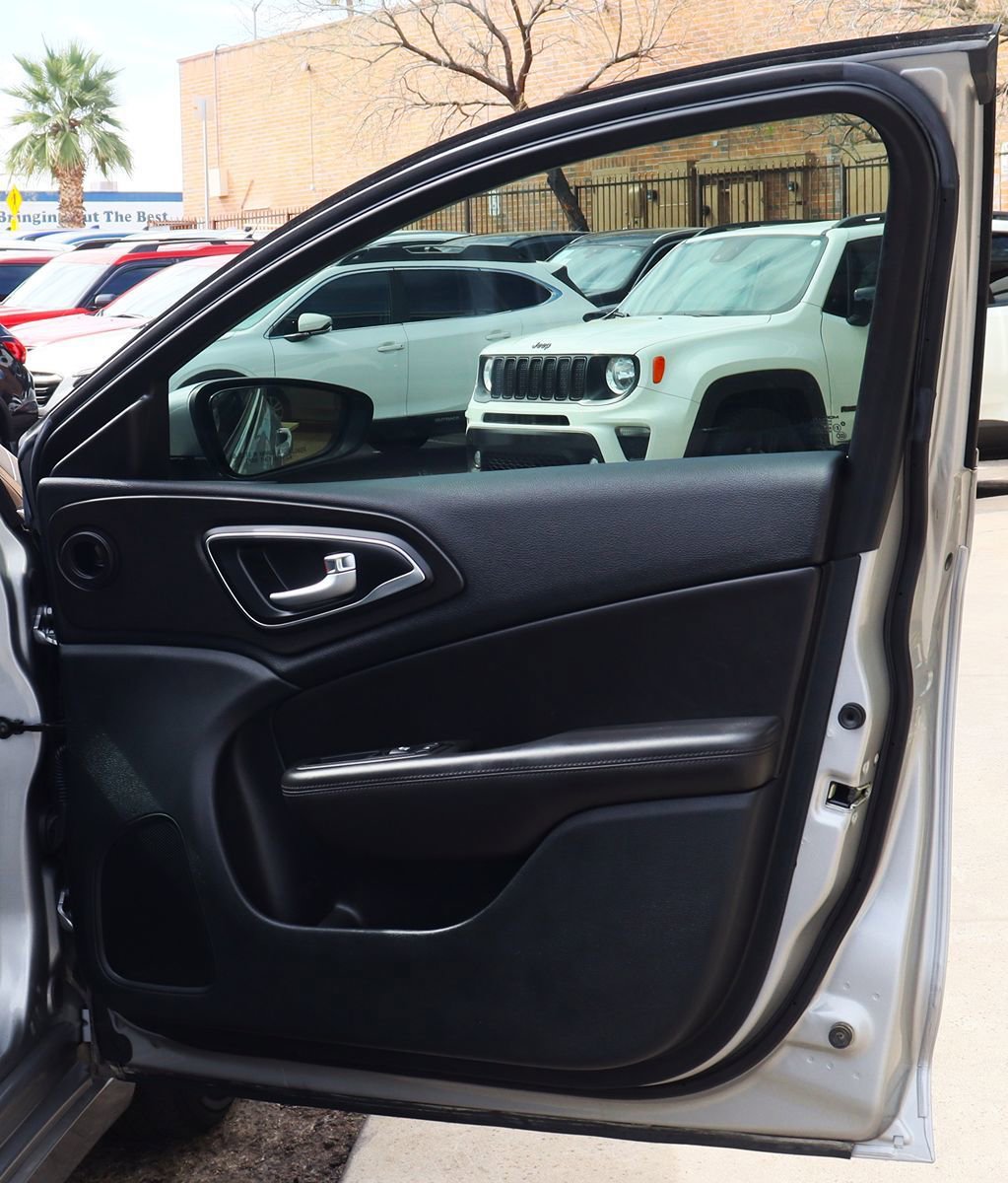 Used 2017 Chrysler 200 Limited Platinum image 29