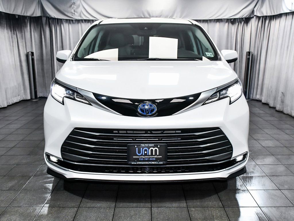 Used 2023 Toyota Sienna Limited image 2