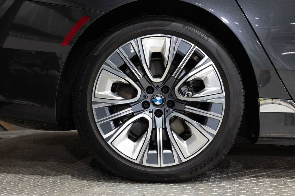 Used 2025 BMW i7 xDrive60 image 22