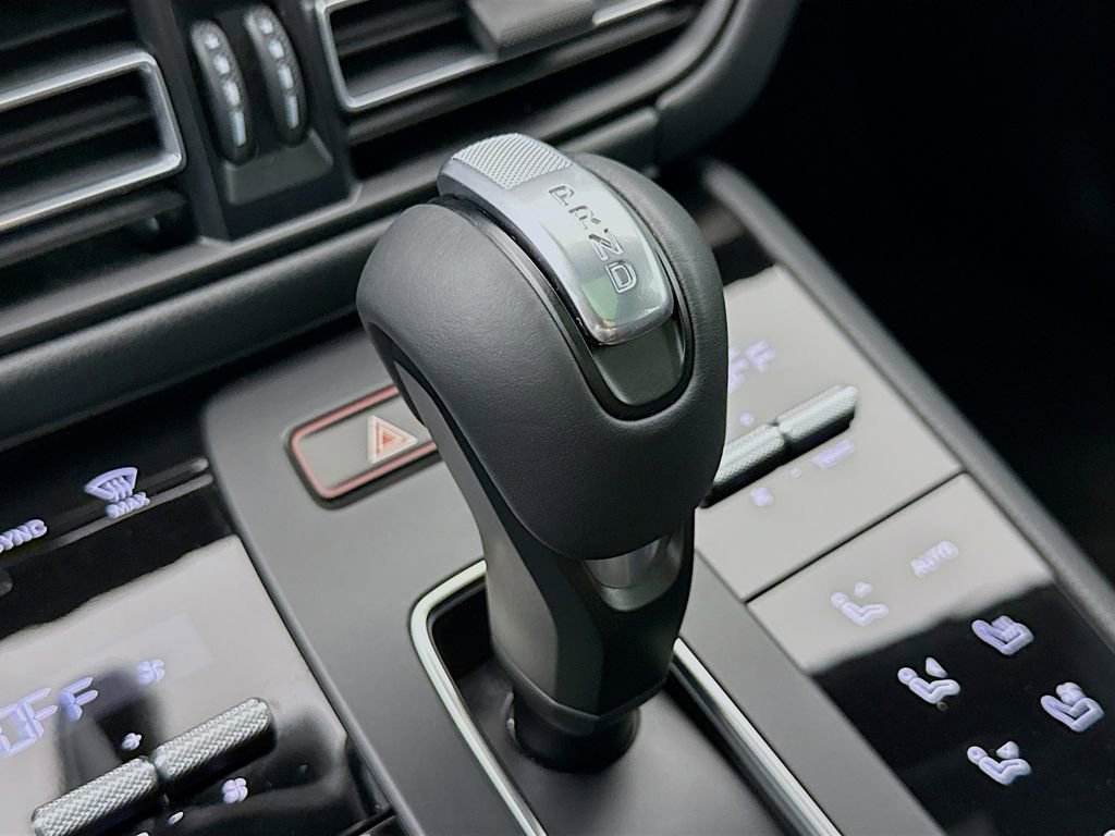 Certified 2025 Porsche Macan AWD/4WD image 21