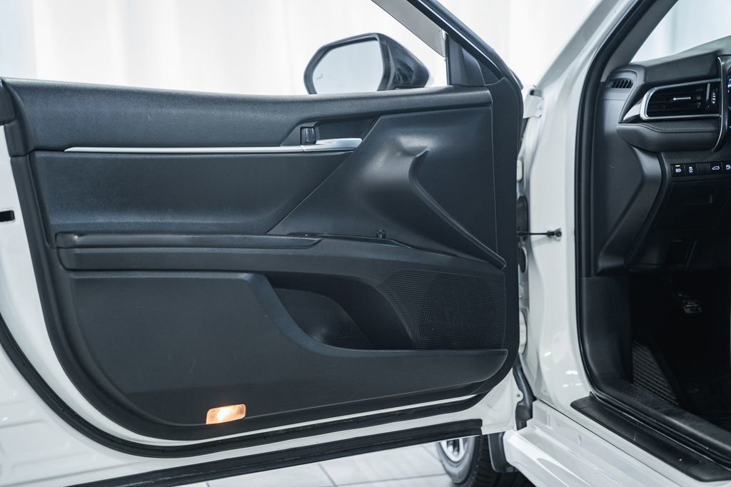 Used 2018 Toyota Camry SE w/ Moonroof Package image 34