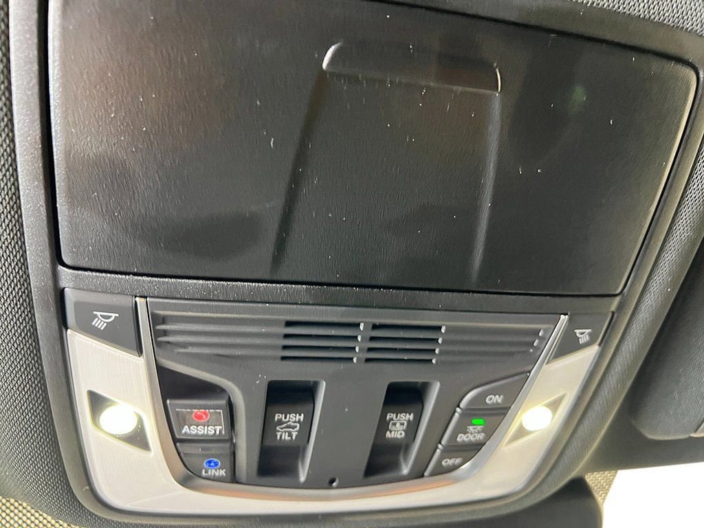 Used 2025 Acura RDX SH-AWD image 36