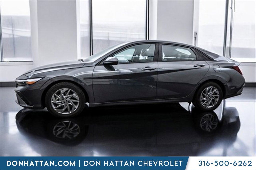 Used 2024 Hyundai Elantra SEL image 2