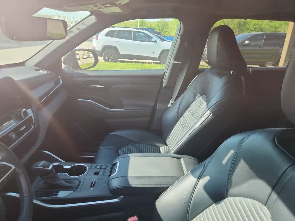 Used 2023 Toyota Highlander XSE FWD image 9
