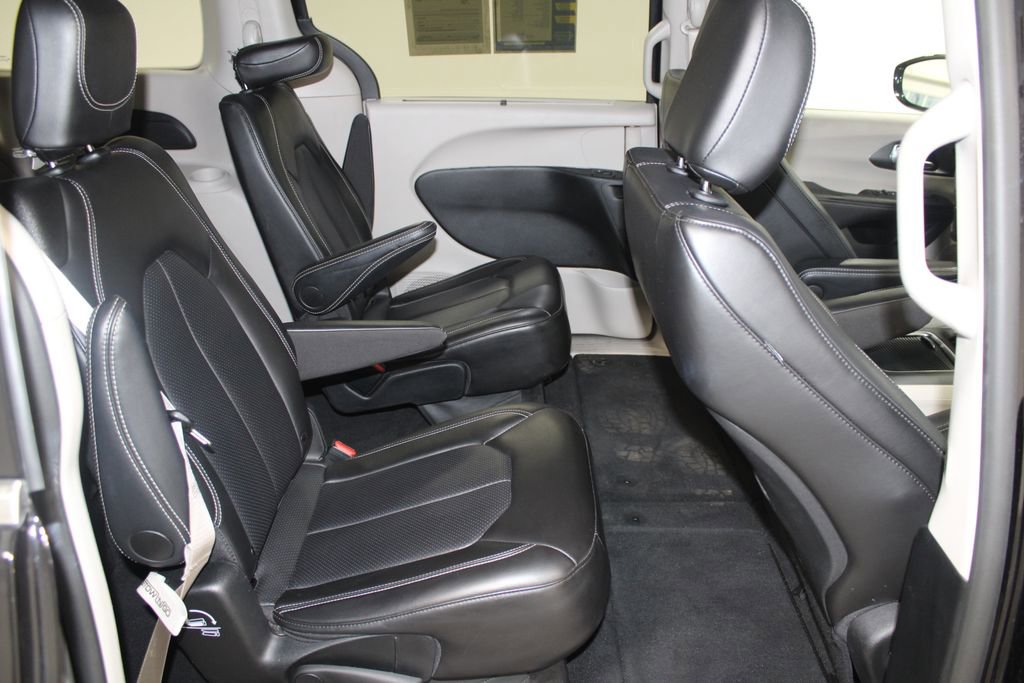 Used 2024 Chrysler Pacifica Touring-L image 29