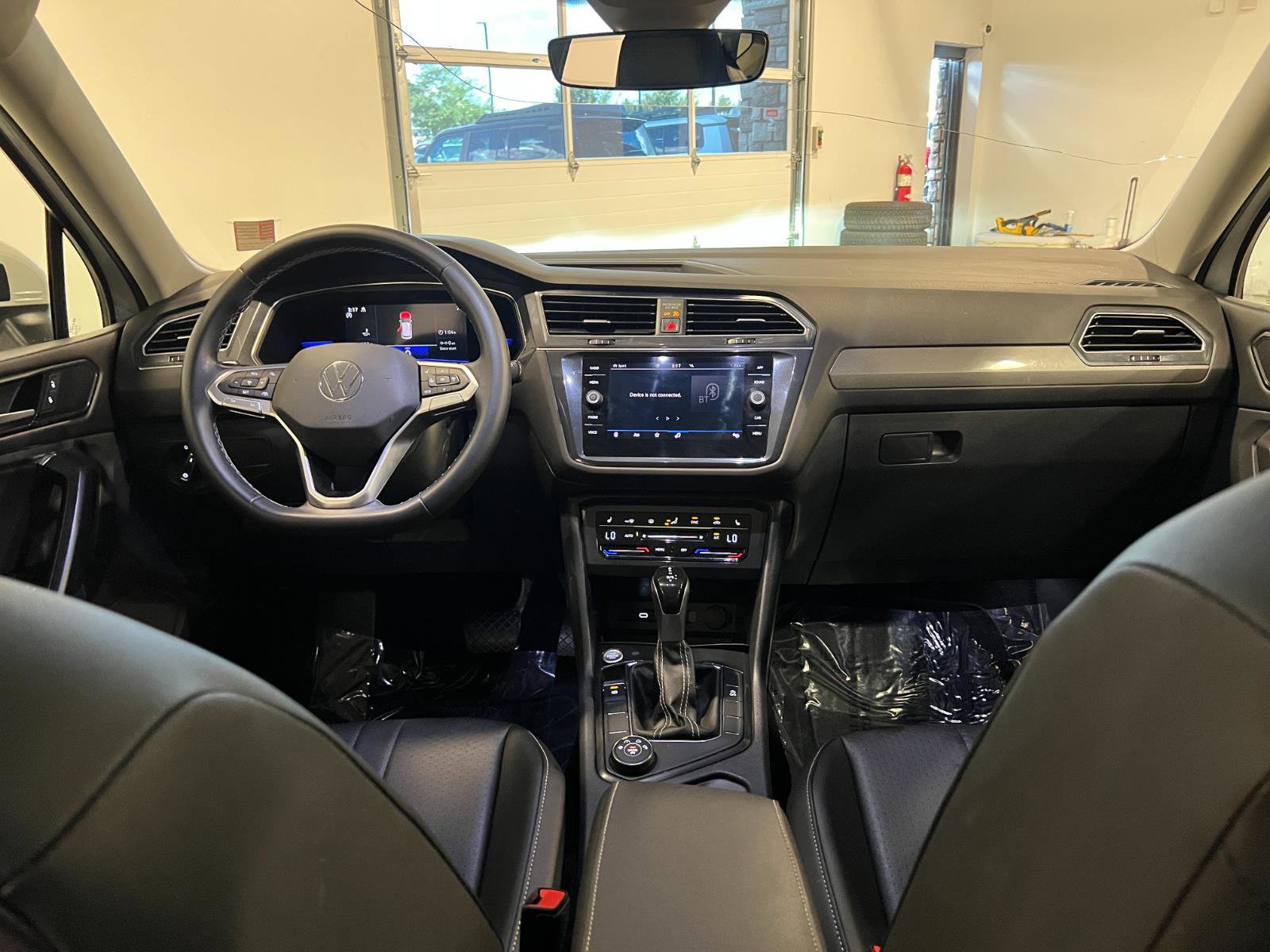 Used 2023 Volkswagen Tiguan SE image 31