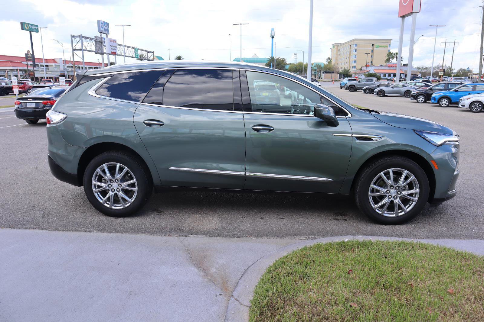 Used 2022 Buick Enclave Premium w/ Experience Buick Package image 9