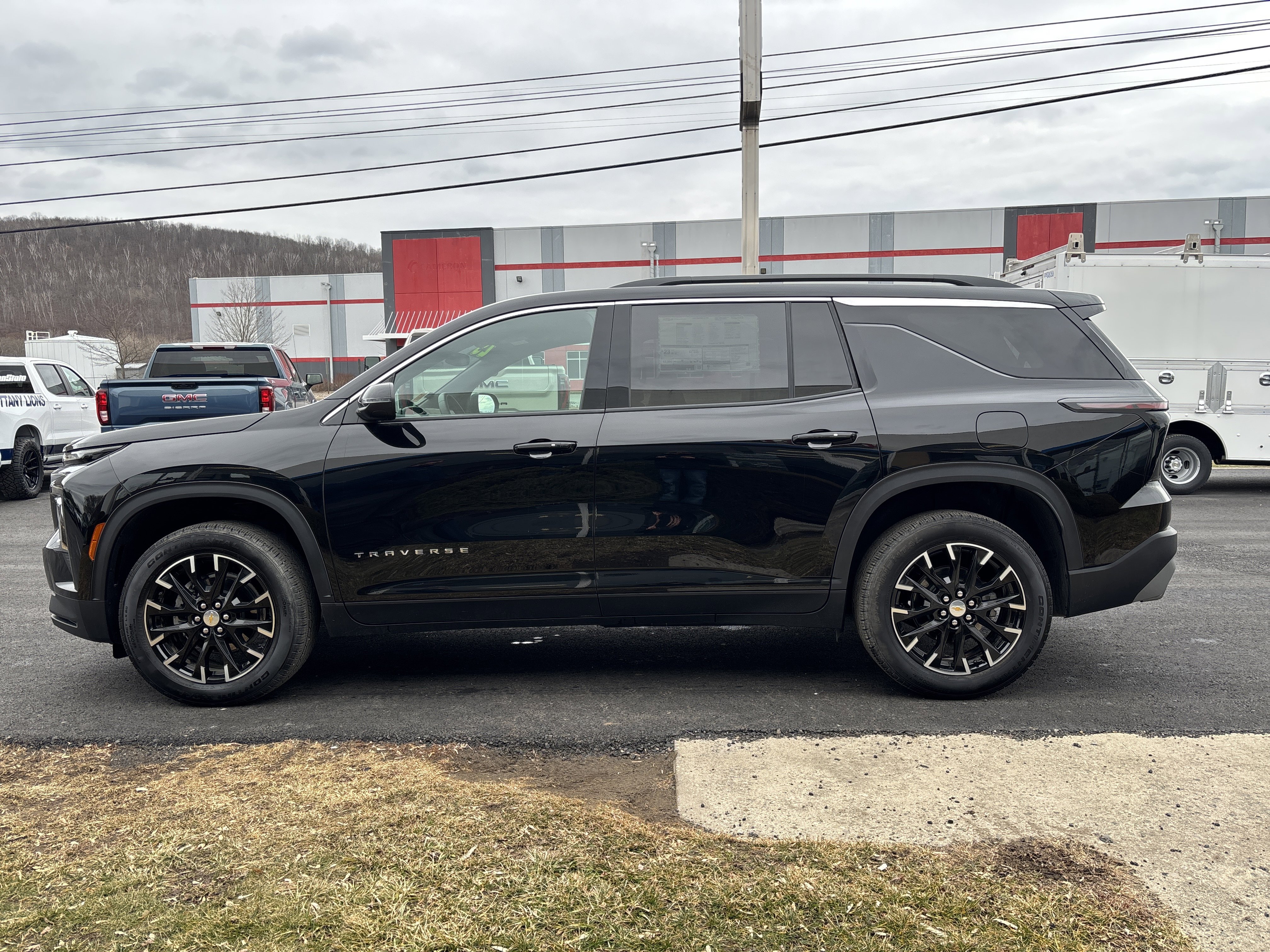 Used 2025 Chevrolet Traverse LT w/ Sun and Wheel Package image 13
