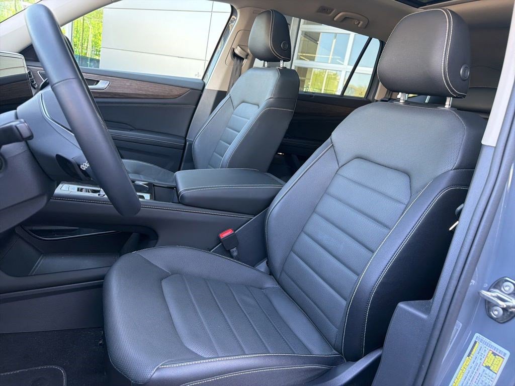 Used 2025 Volkswagen Atlas SEL AWD/4WD image 14