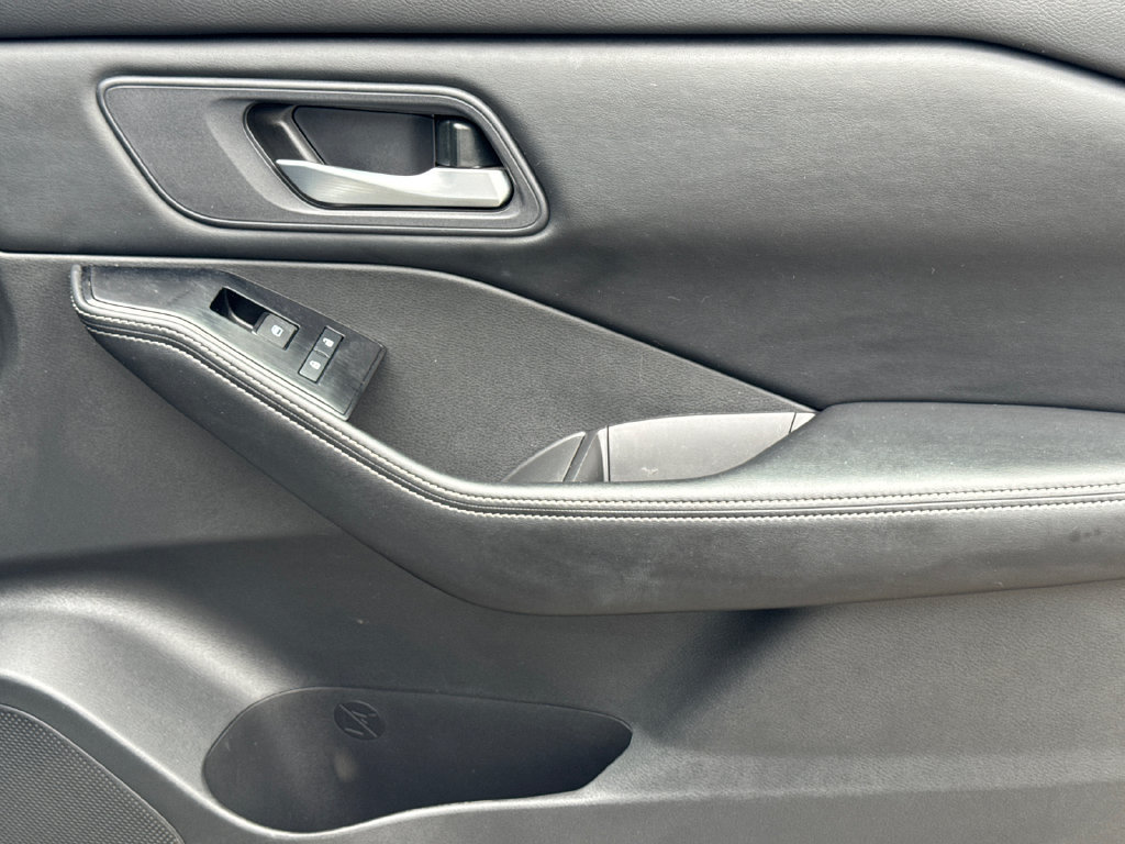 Certified 2025 Nissan Rogue SV AWD/4WD image 17