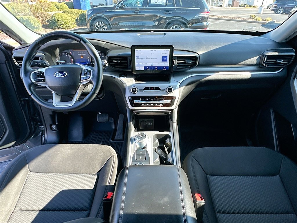 Used 2022 Ford Explorer XLT image 3
