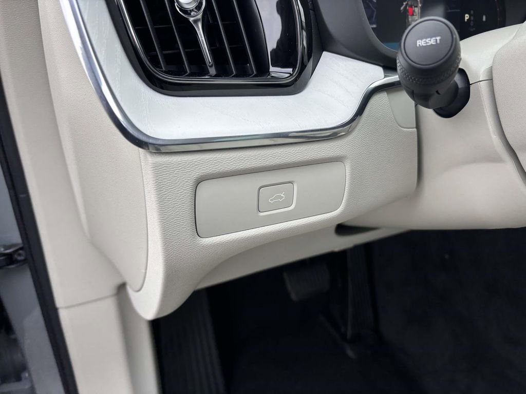 New 2026 Volvo XC60 B5 Ultra w/ Protection Package Premier image 14