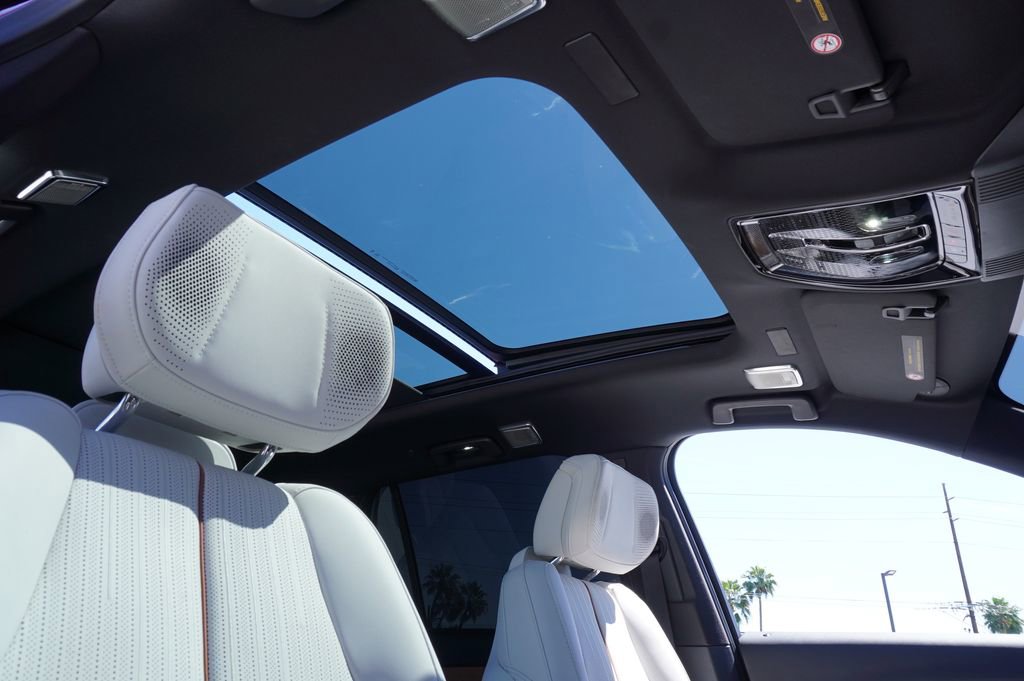 Certified 2026 Cadillac Vistiq Luxury image 14