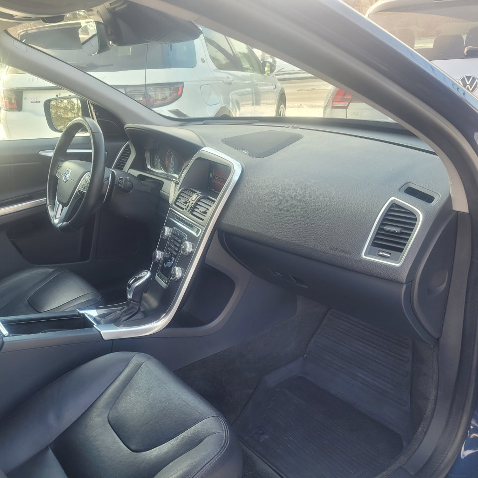 Used 2015 Volvo XC60 T6 Platinum w/ Climate Package image 26