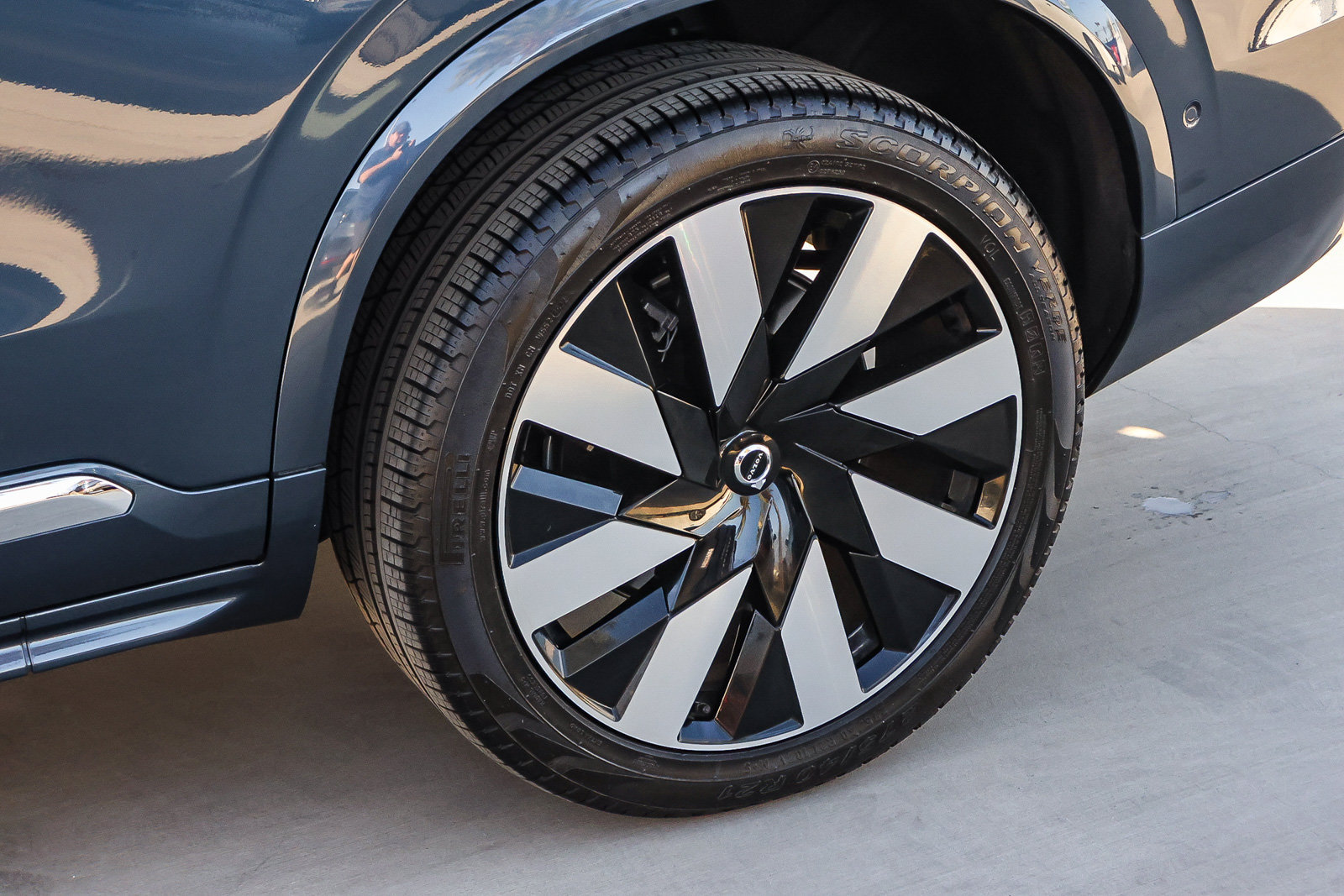 Used 2023 Volvo XC90 T8 Plus w/ Protection Package Premier AWD/4WD image 7
