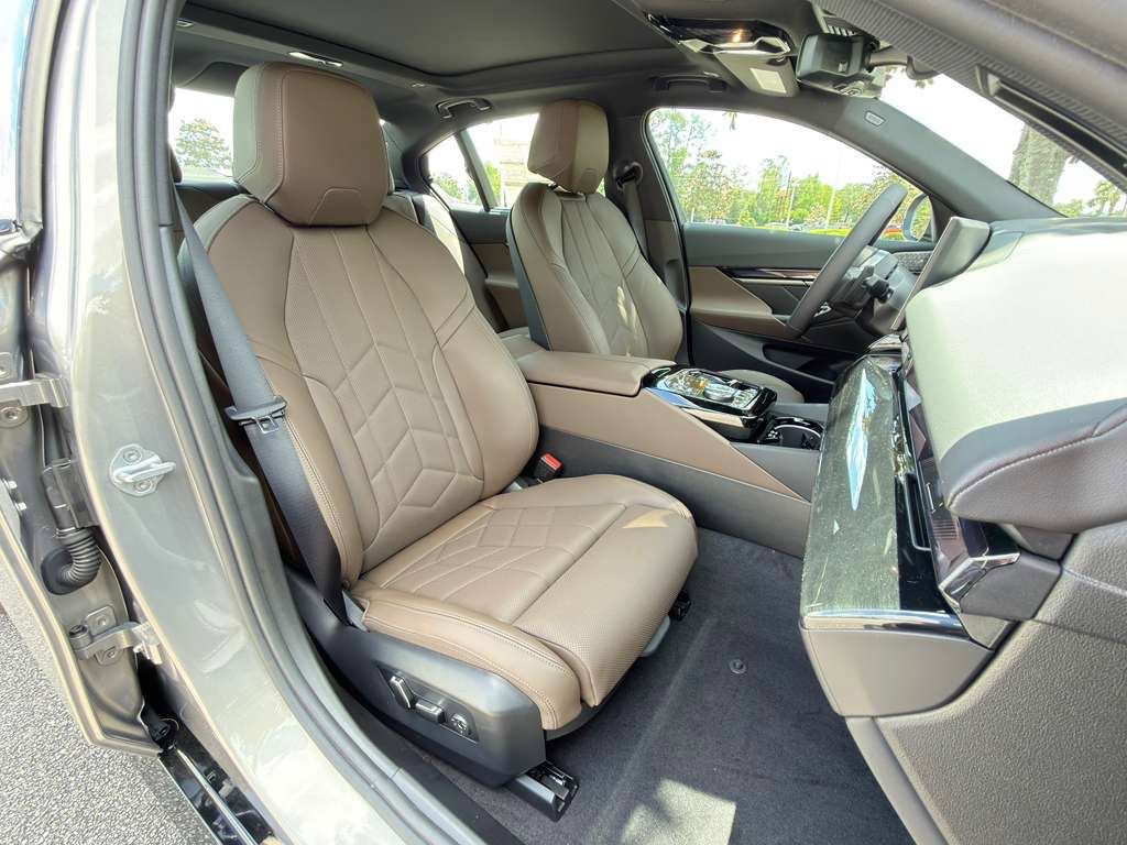 New 2026 BMW 550e xDrive AWD/4WD image 25