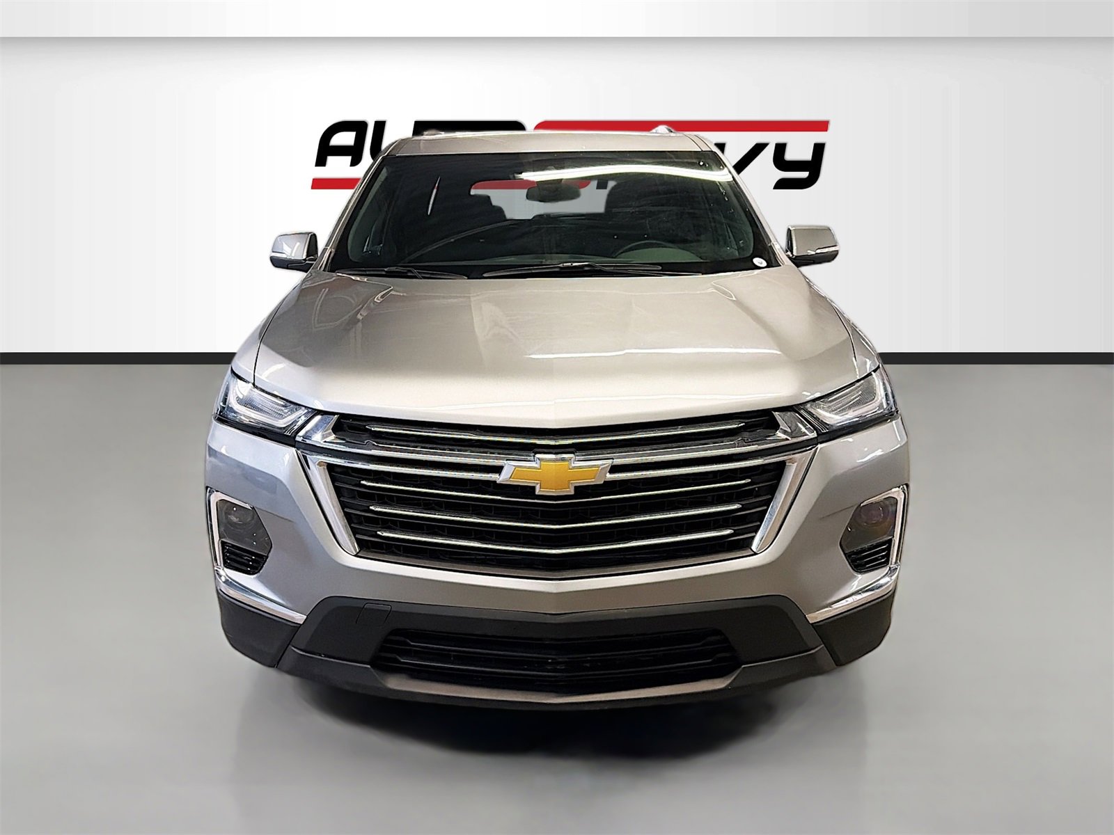 Used 2023 Chevrolet Traverse LT image 2