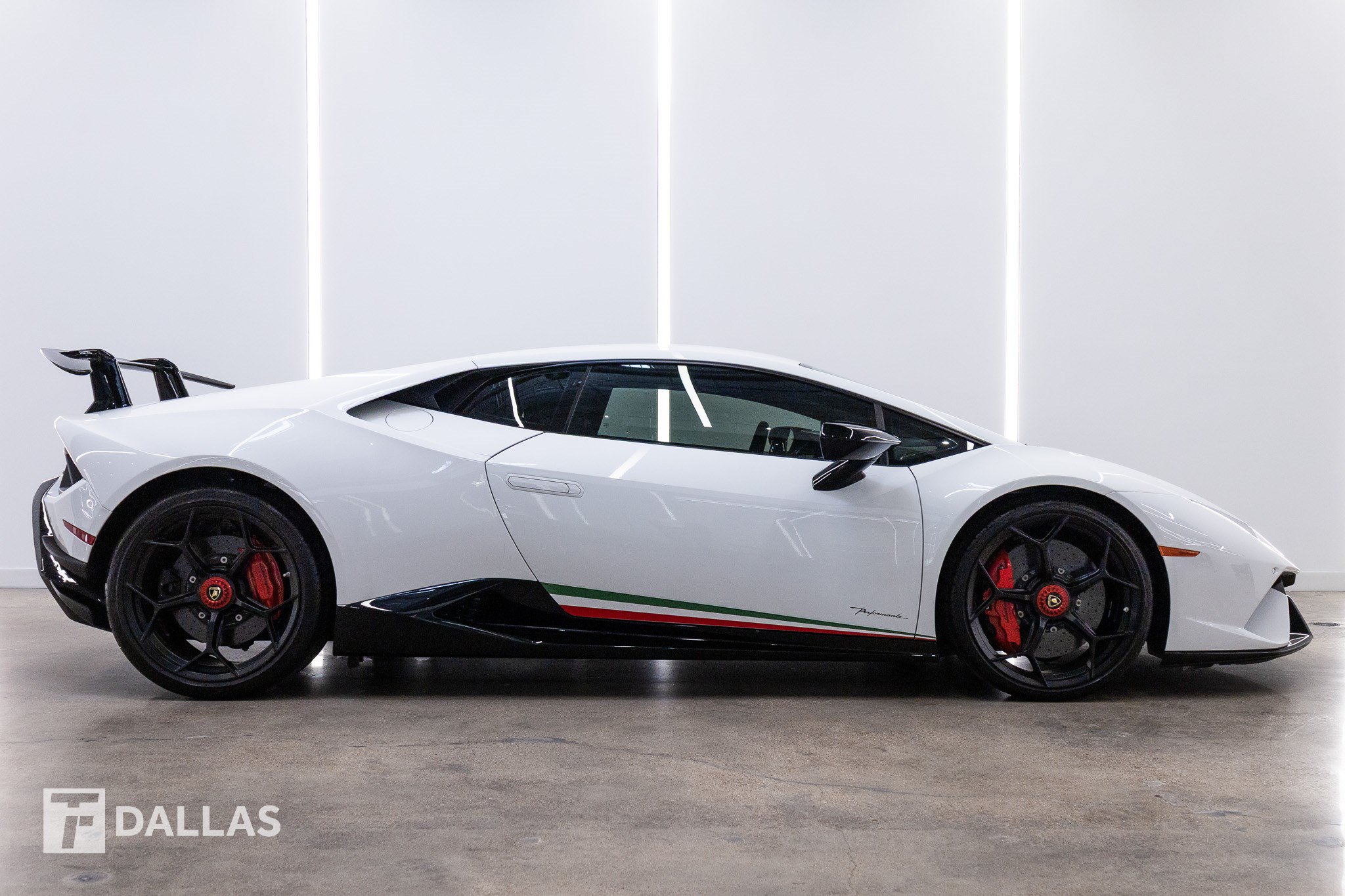 Used 2018 Lamborghini Huracan Performante AWD/4WD image 15