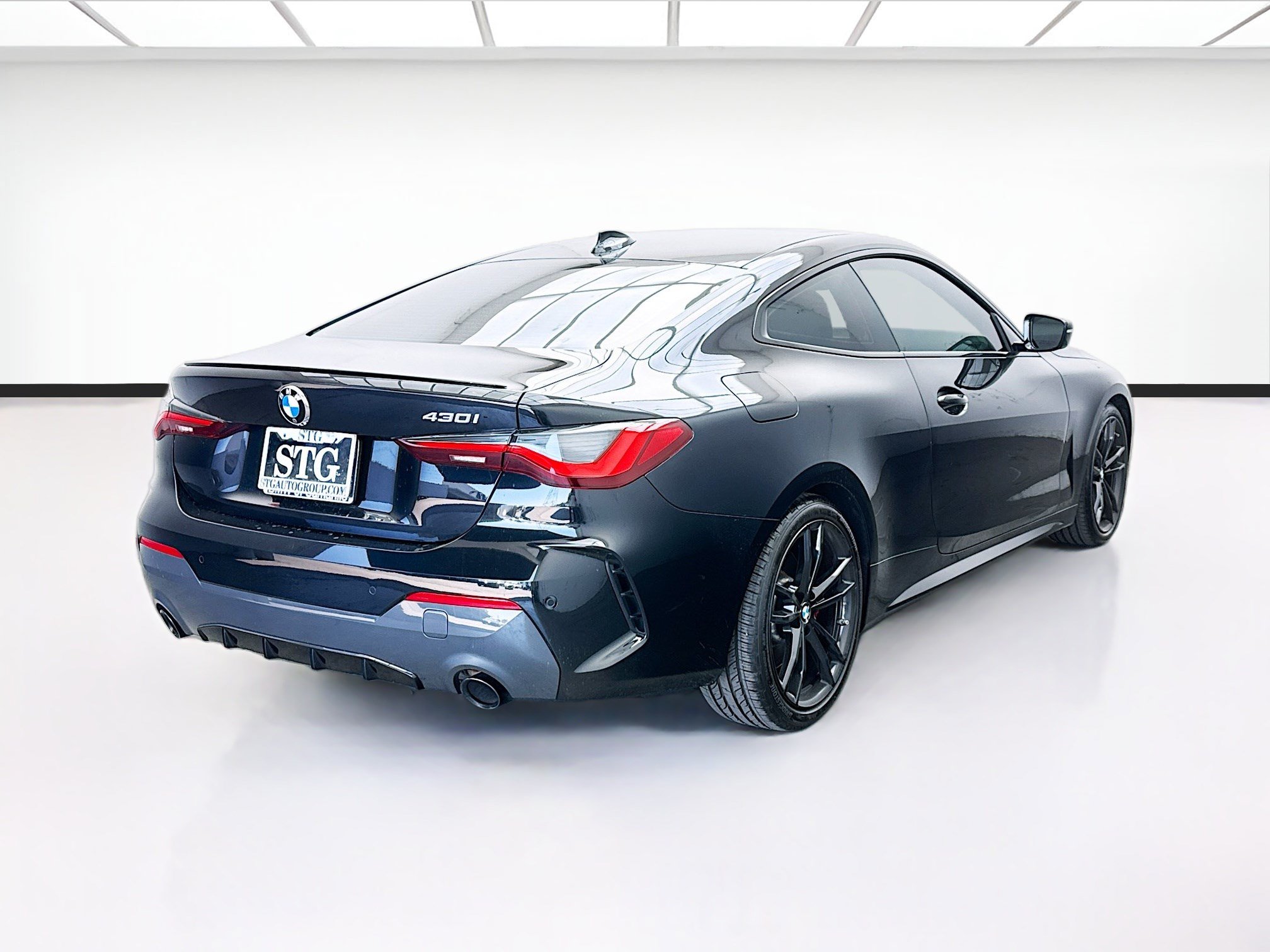 Used 2023 BMW 430i Coupe w/ M Sport Package RWD image 4
