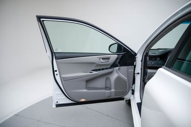Used 2015 Toyota Camry LE image 6