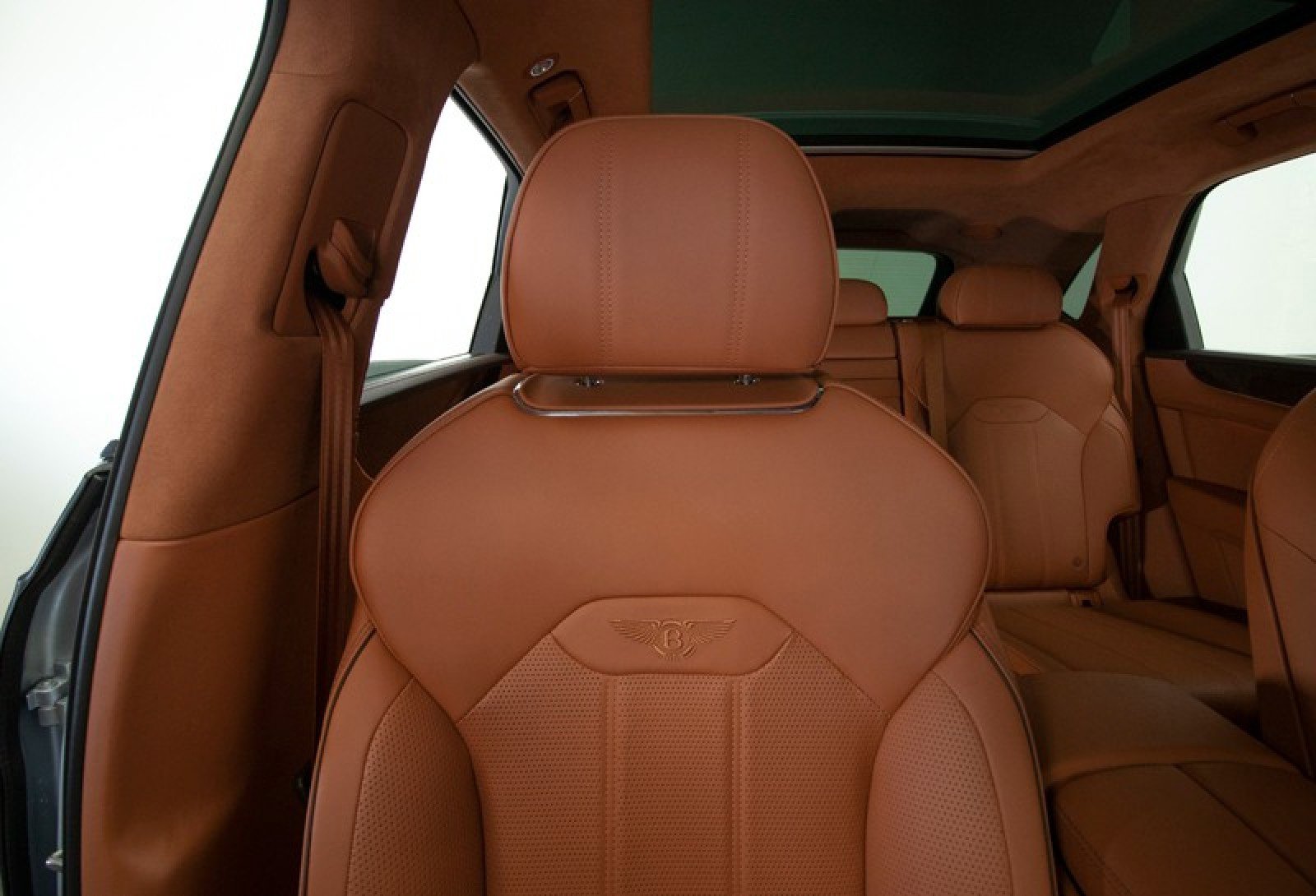 Used 2023 Bentley Bentayga Plug-In Hybrid image 60