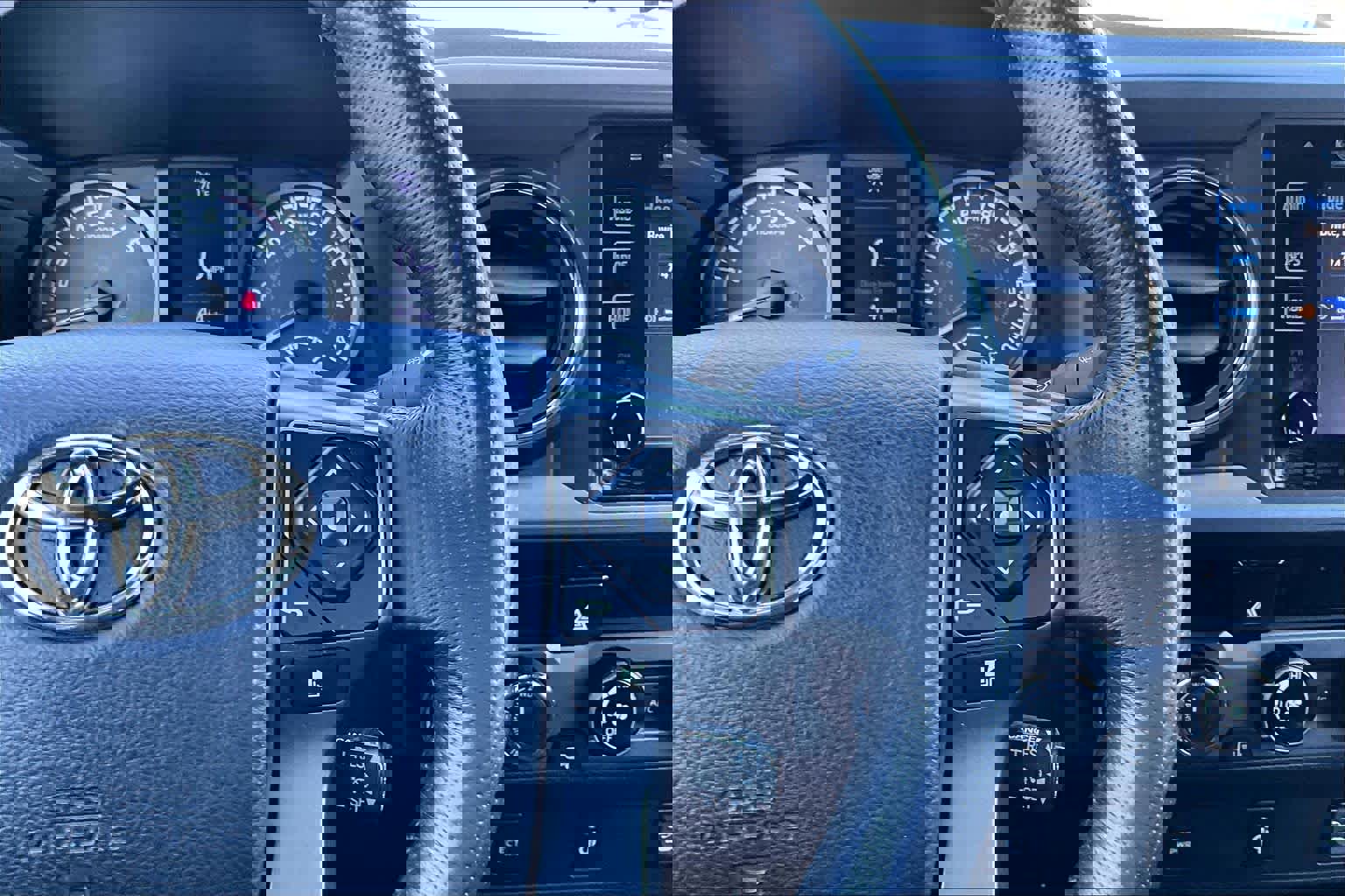 Used 2017 Toyota Tacoma TRD Sport w/ Tow Package (A/T) image 24