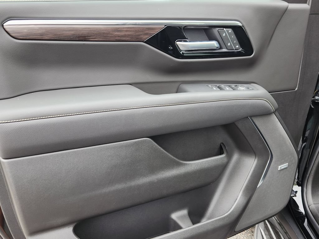New 2025 Chevrolet Suburban Premier w/ Sun And Tow Package AWD/4WD image 8
