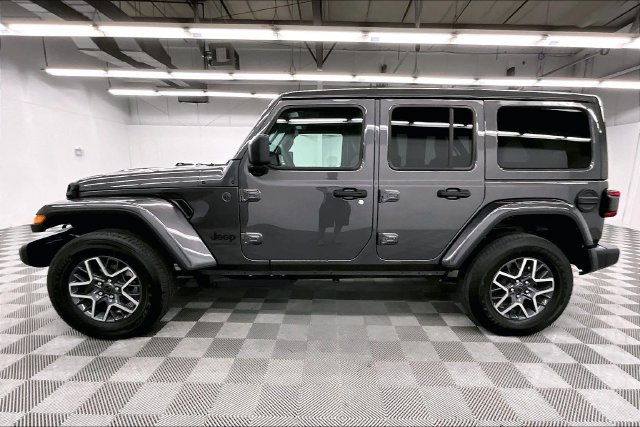 Used 2026 Jeep Wrangler Unlimited Sahara AWD/4WD image 15