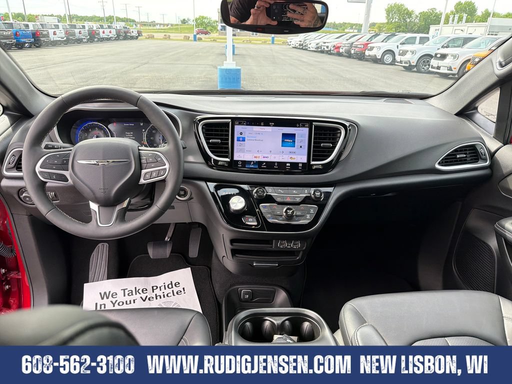 Used 2025 Chrysler Pacifica Select FWD image 12
