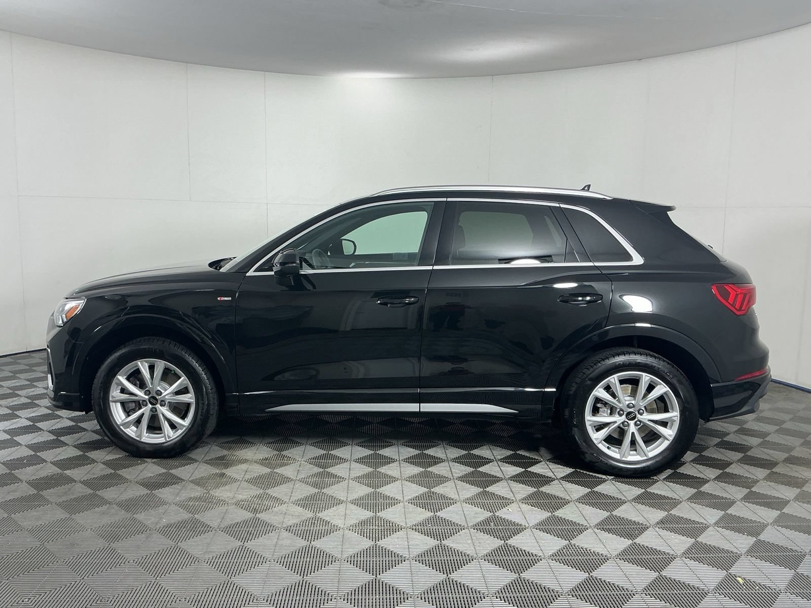 Used 2025 Audi Q3 2.0T Premium w/ Convenience Package AWD/4WD image 5