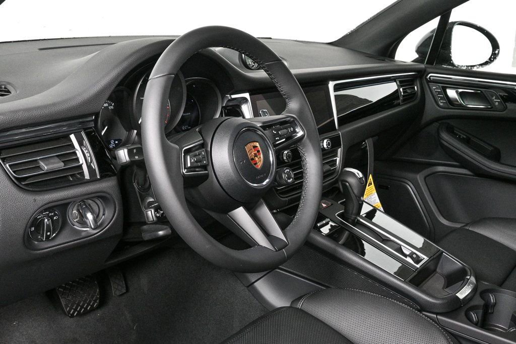 Certified 2026 Porsche Macan AWD/4WD image 4